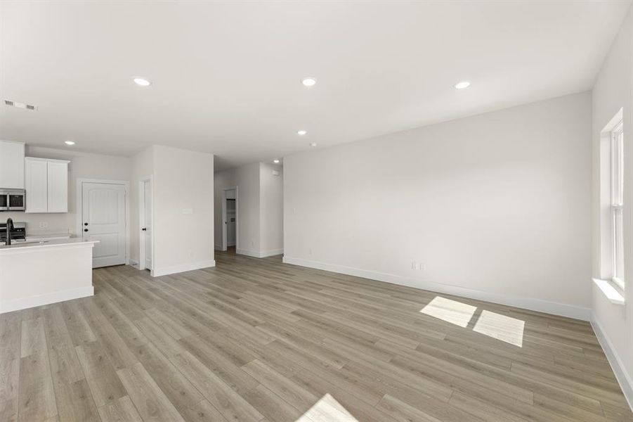 05. 2900 Woodbrook - Family (2)