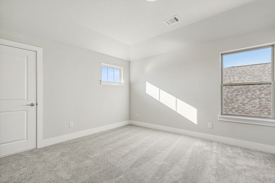 Spacious, unfurnished interior of a new home in Dove Hollow, Waxahachie (Image 30).