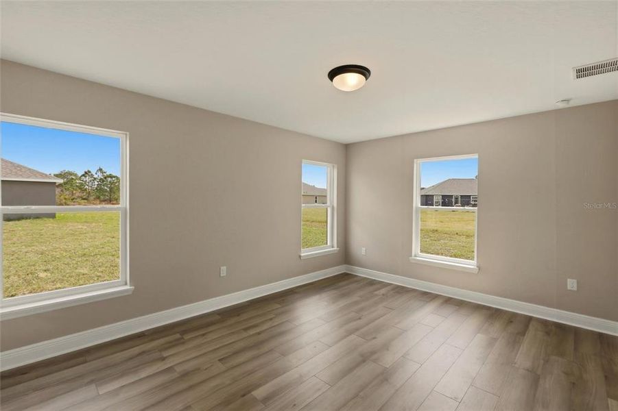 Spacious, unfurnished interior of a new home in , Sebring (Image 19).