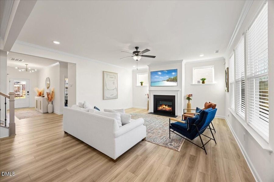 12-2A1A1151 livingroom entryway