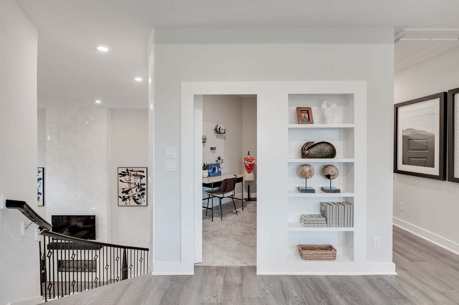 Representative furnished interior of a home built from the Verona by Tri Pointe Homes in Sienna 80′, Missouri City (Image 33).