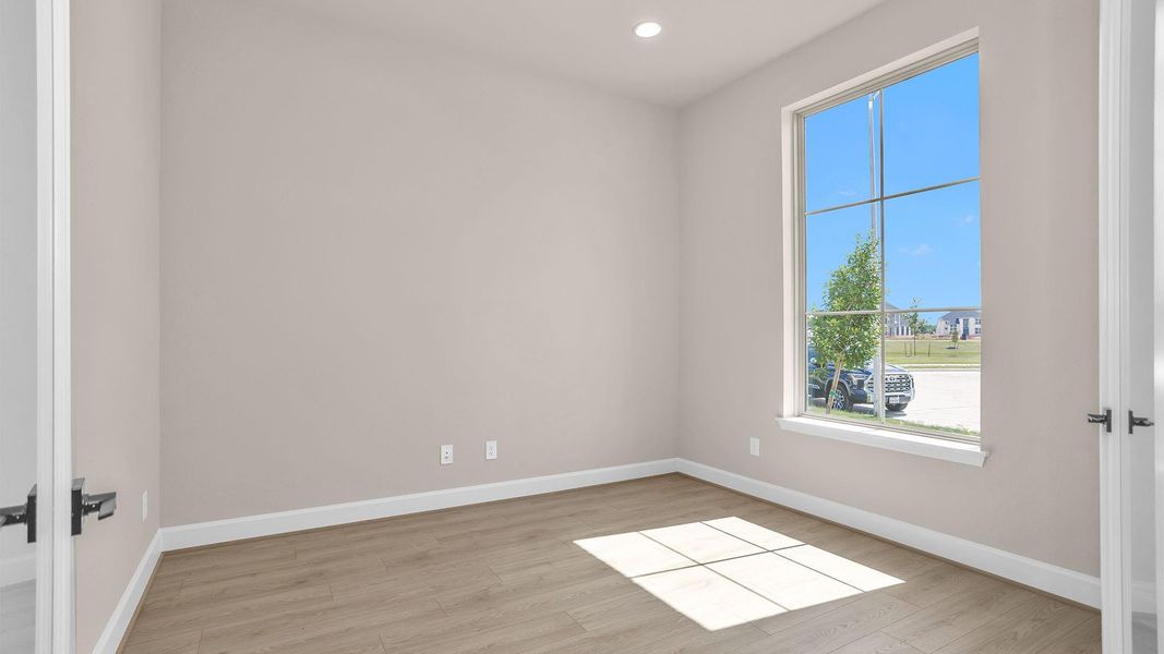 Spacious, unfurnished interior of a new home in Valencia, Manvel (Image 10).