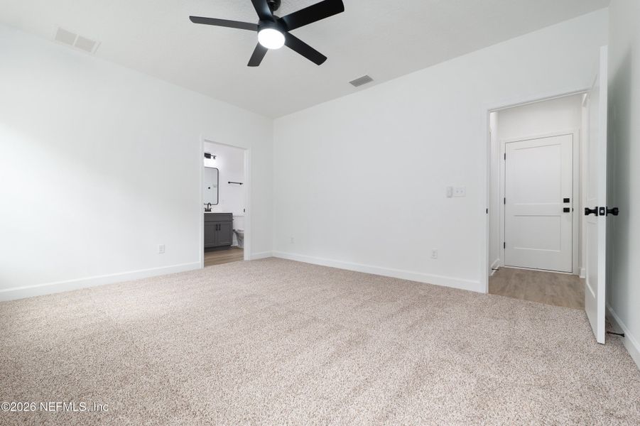 Spacious, unfurnished interior of a new home in , Middleburg (Image 19).