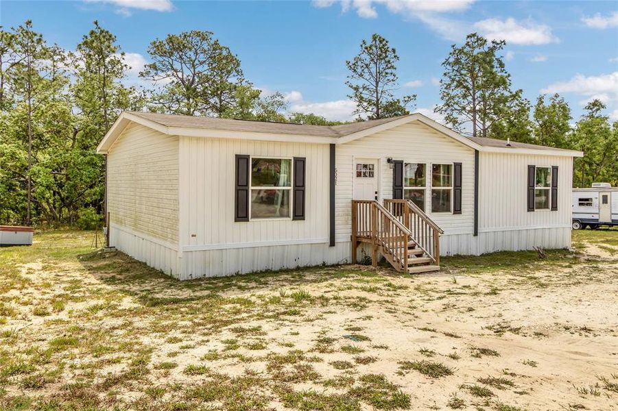 Exterior details and patio area of a home in , Homosassa Springs (Image 23).