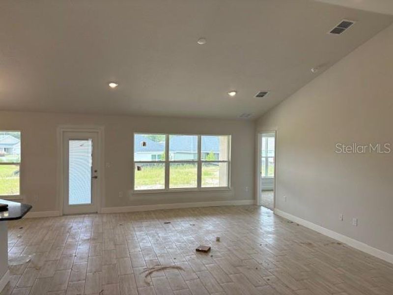 Spacious, unfurnished interior of a new home in Juliette Falls, Dunnellon (Image 5).