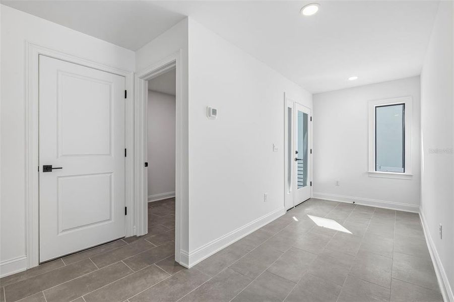 Spacious, unfurnished interior of a new home in , Tampa (Image 19).