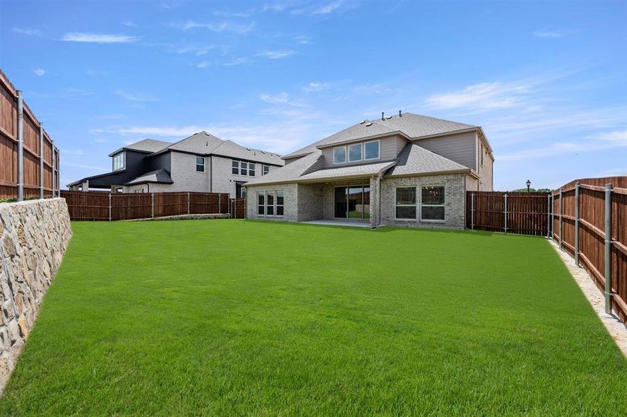 Exterior details and patio area of a home in Shady Valley Estates, Midlothian (Image 22).