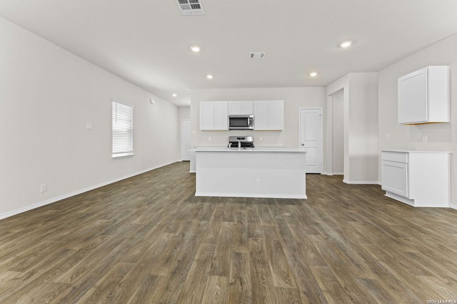 Spacious, unfurnished interior of a new home in Redbird Ranch, San Antonio (Image 14).