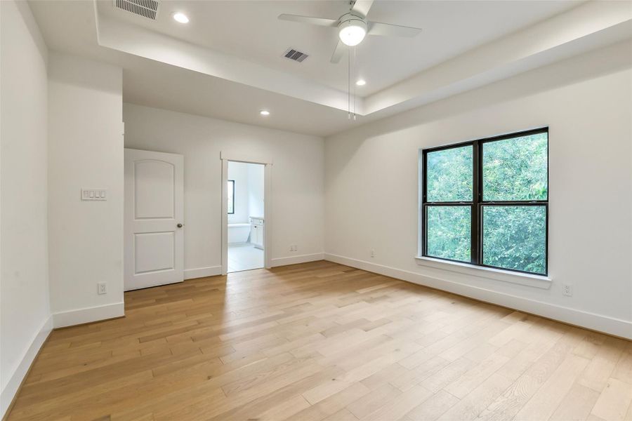 Spacious, unfurnished interior of a new home in Timbergrove Trails, Houston (Image 16).
