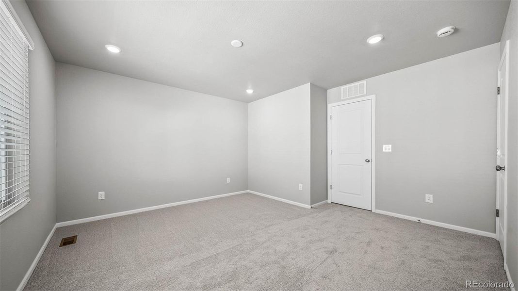 Spacious, unfurnished interior of a new home in Thompson River Ranch, Johnstown (Image 21).