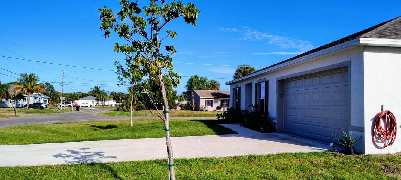 Exterior details and patio area of a home in , Port St. Lucie (Image 10).