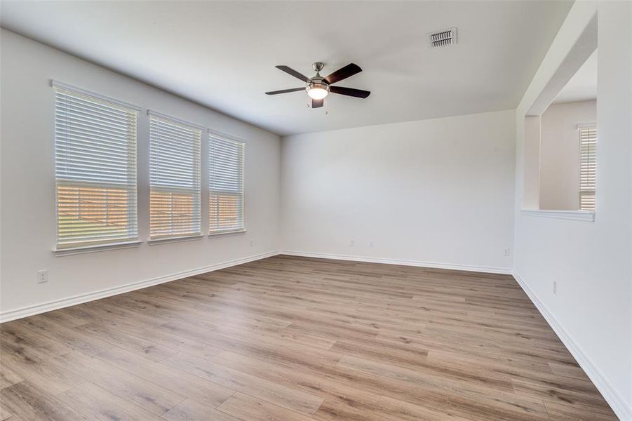 Spacious, unfurnished interior of a new home in Cottonwood Creek, Seagoville (Image 18).