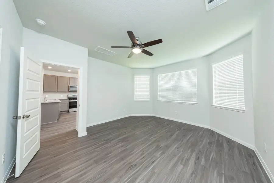 Spacious, unfurnished interior of a new home in River's Edge, Conroe (Image 7).