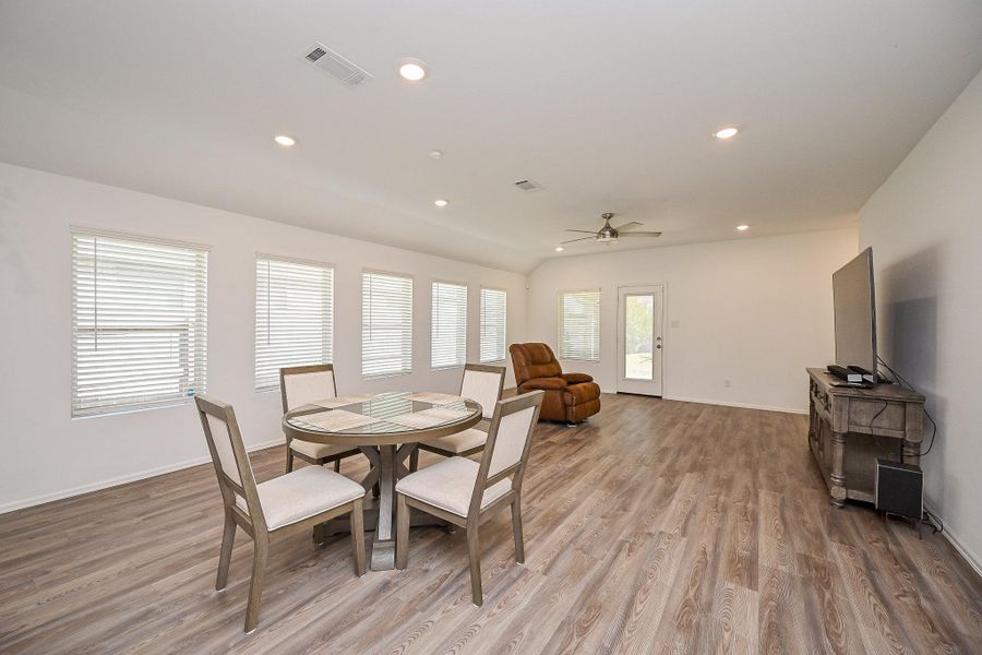 Open sightlines: Maintain connection across the space, reinforcing the home's social flow. Open sightlines: Maintain connection across the space, reinforcing the home's social flow.