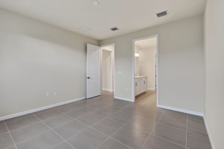 Spacious, unfurnished interior of a new home in Del Webb Tradition, Port St. Lucie (Image 17).