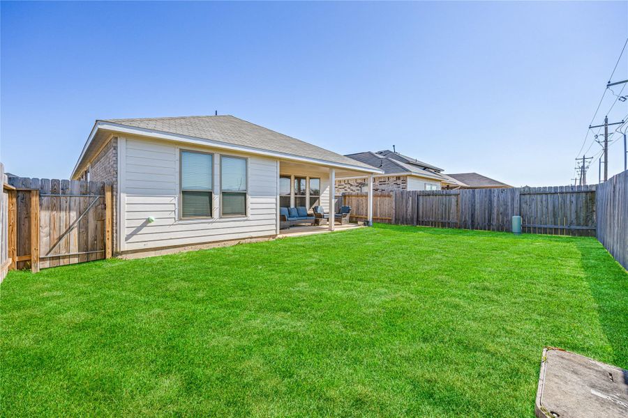 Exterior details and patio area of a home in , Texas City (Image 3).