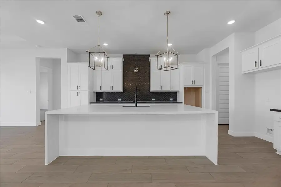 Representative image. Features, selections and colors may vary.