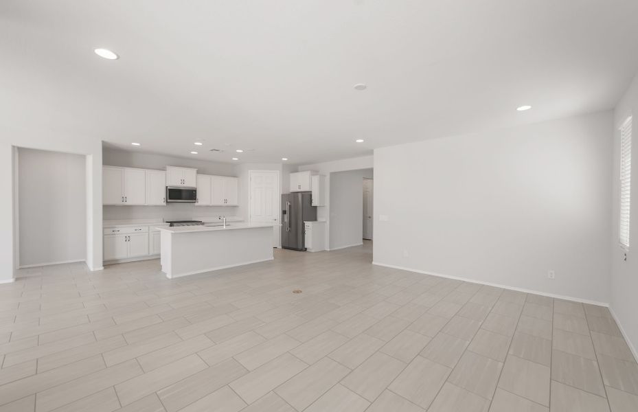 Spacious, unfurnished interior of a new home in Sun City Anthem at Merrill Ranch, Florence (Image 19).