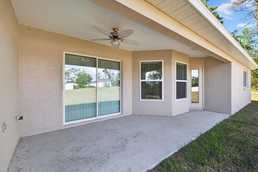 Exterior details and patio area of a home in , Weeki Wachee (Image 2).