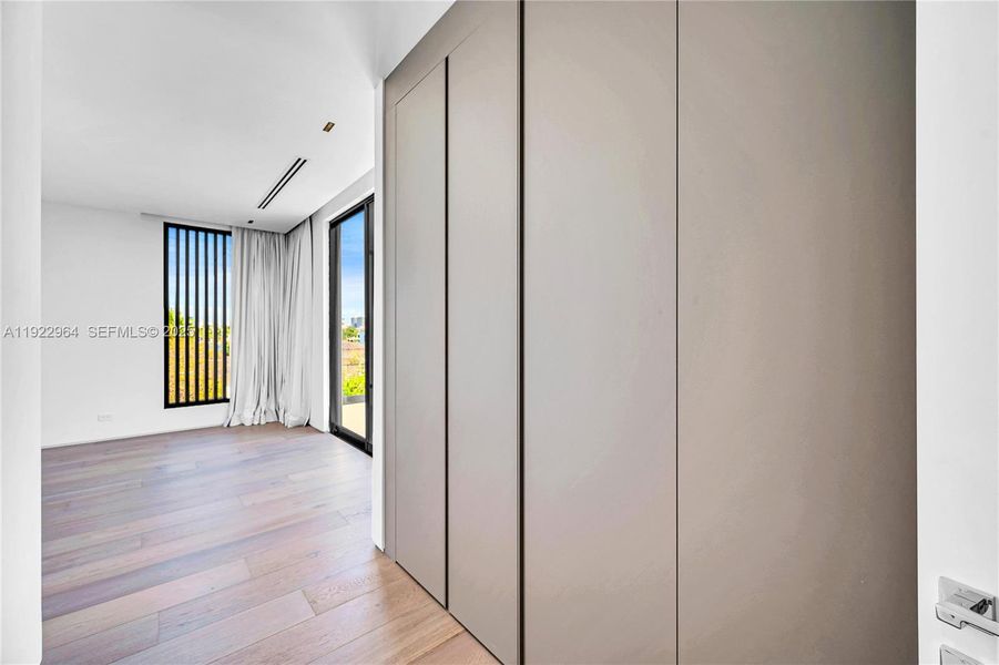 Spacious, unfurnished interior of a new home in , Miami Beach (Image 18).