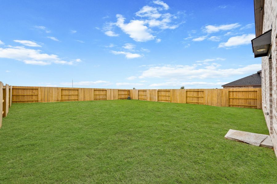 Exterior details and patio area of a home in Sunterra Lakes, Brookshire (Image 4).
