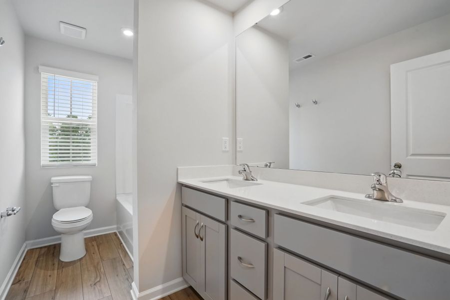 Upstairs hall full bath