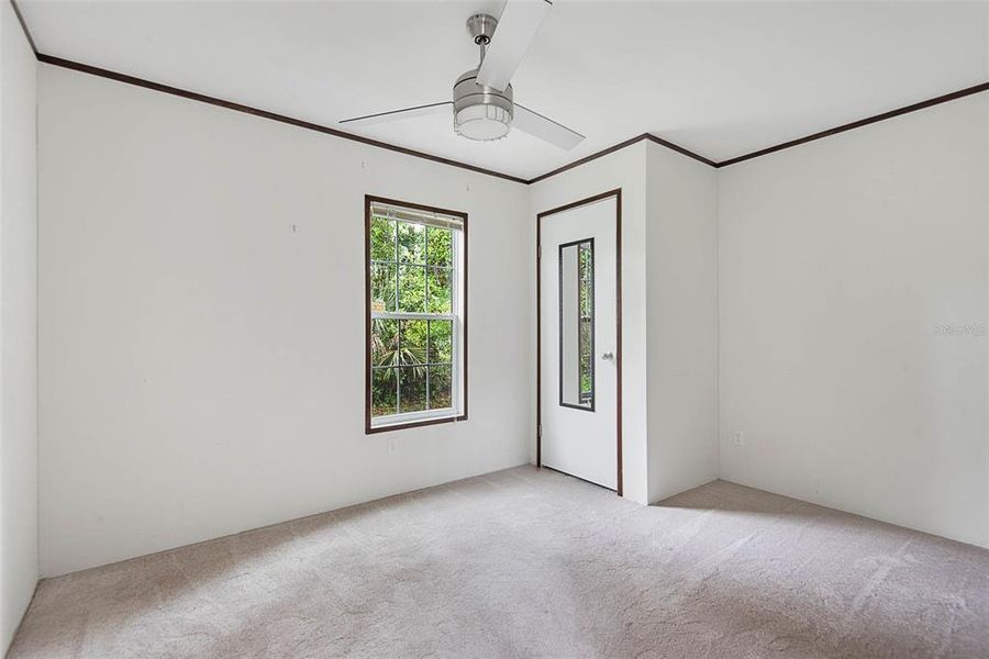 Spacious, unfurnished interior of a new home in , Astor (Image 18).