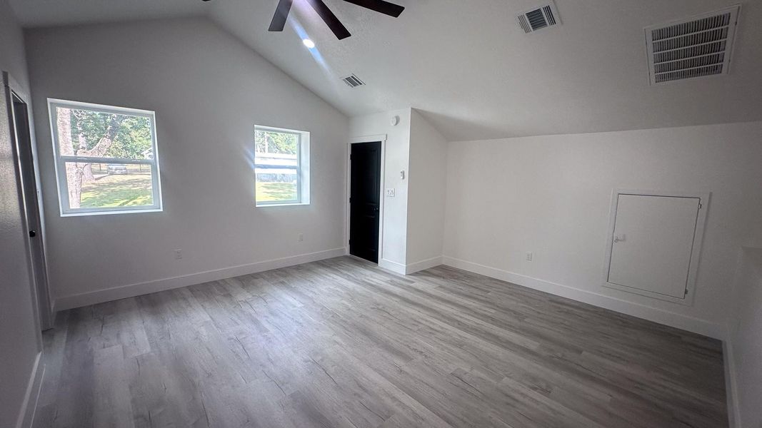 Spacious, unfurnished interior of a new home in , Navasota (Image 22).