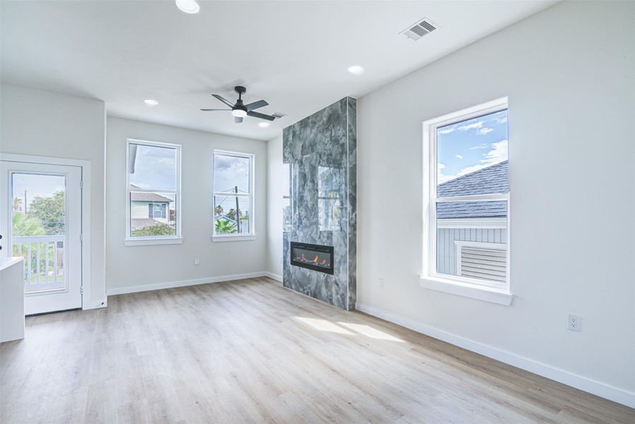 Spacious, unfurnished interior of a new home in , Galveston (Image 38).