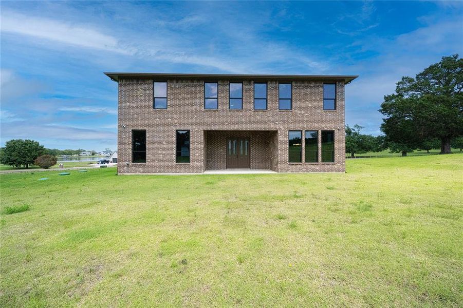 Exterior details and patio area of a home in , Corsicana (Image 3).