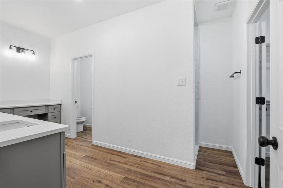 Spacious, unfurnished interior of a new home in , Granbury (Image 11).
