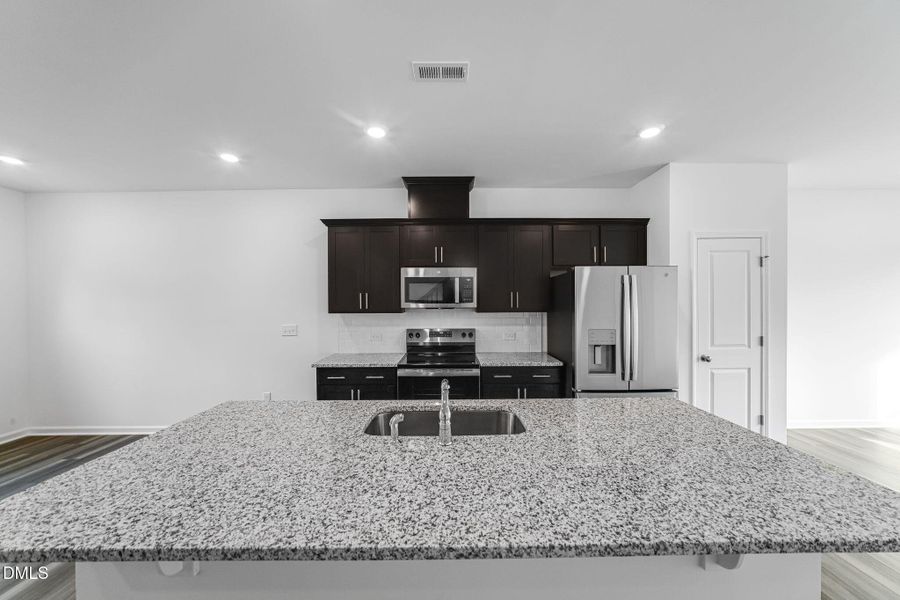 SUN_ElmGrove_Pic_Jackson_QMI_19_Kitchen_