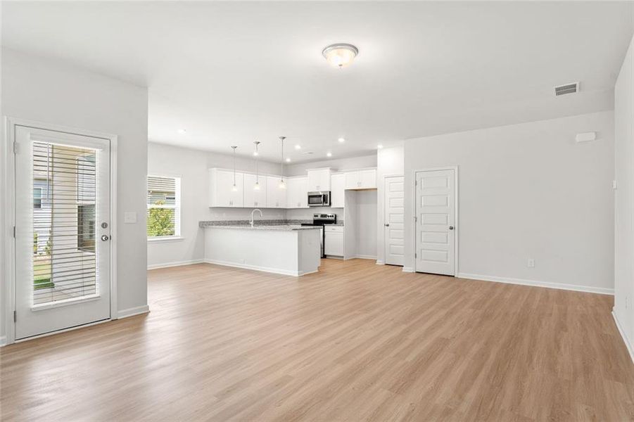 Spacious, unfurnished interior of a new home in Sanders Park, Austell (Image 21).