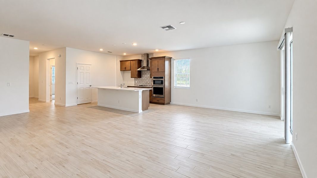 Spacious, unfurnished interior of a new home in Trinity Gardens, Deland (Image 5).