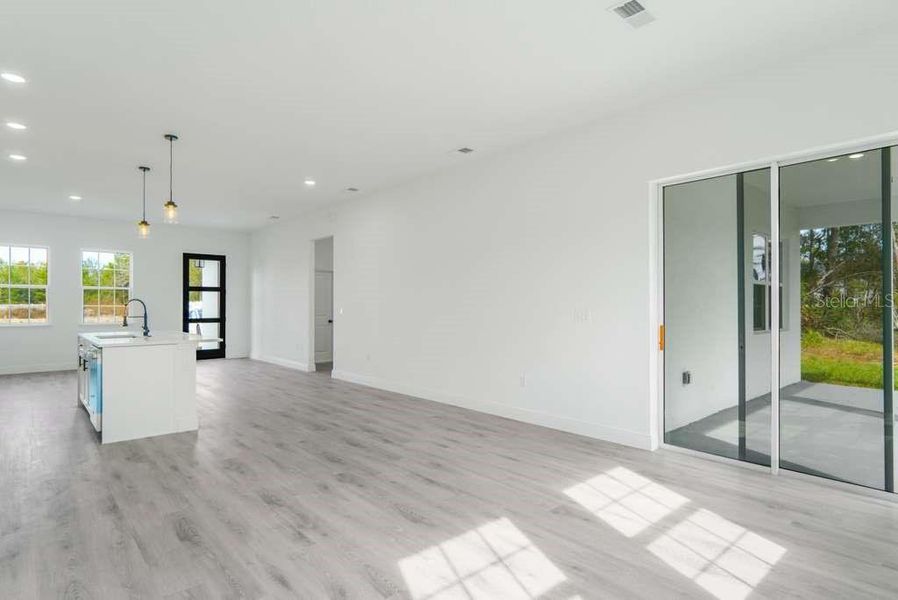 Spacious, unfurnished interior of a new home in , Ocala (Image 23).