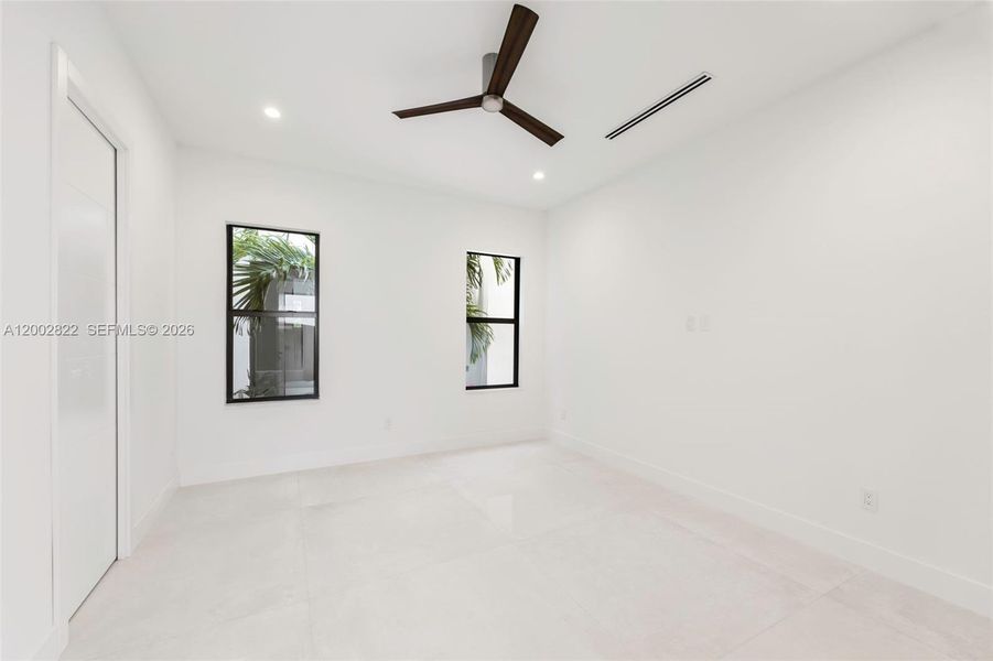 Spacious, unfurnished interior of a new home in , Fort Lauderdale (Image 20).