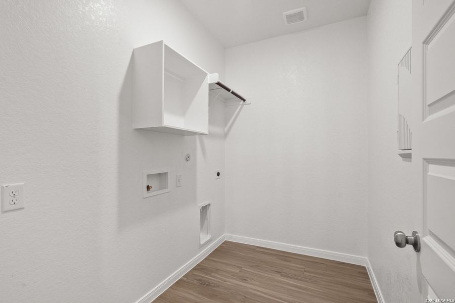 Spacious, unfurnished interior of a new home in Swenson Heights, Seguin (Image 16).