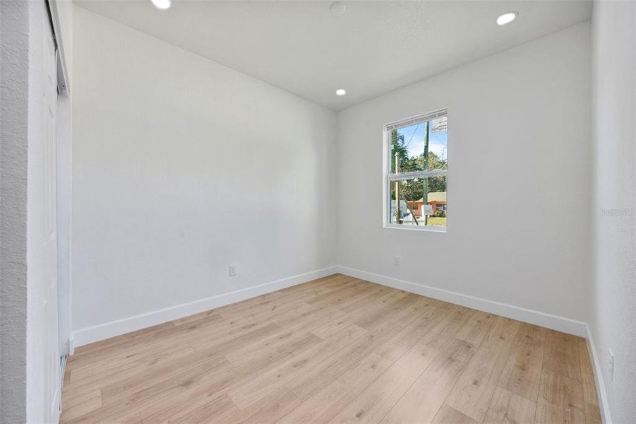 Spacious, unfurnished interior of a new home in , Tampa (Image 27).