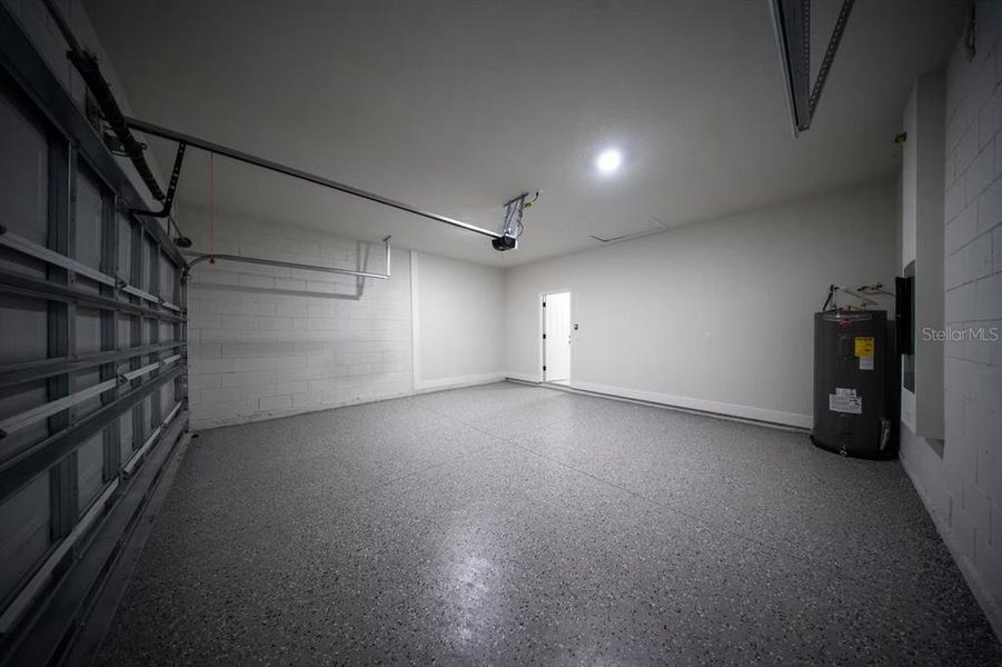 Spacious, unfurnished interior of a new home in , Citrus Springs (Image 9).