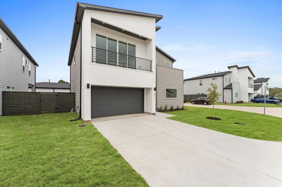 Exterior details and patio area of a home in , Missouri City (Image 4). Exterior details and patio area of a home in , Missouri City (Image 4).