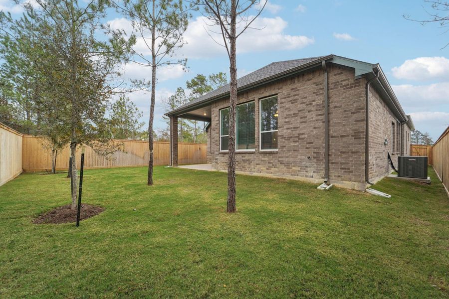 Exterior details and patio area of a home in Kresston, Montgomery (Image 23).
