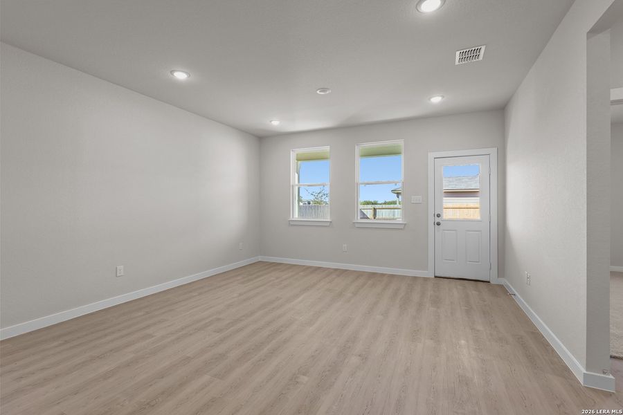 Spacious, unfurnished interior of a new home in Hiddenbrooke, Seguin (Image 15).