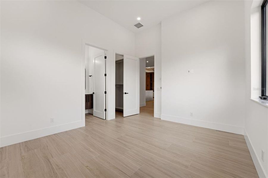 Spacious, unfurnished interior of a new home in , Sarasota (Image 23).