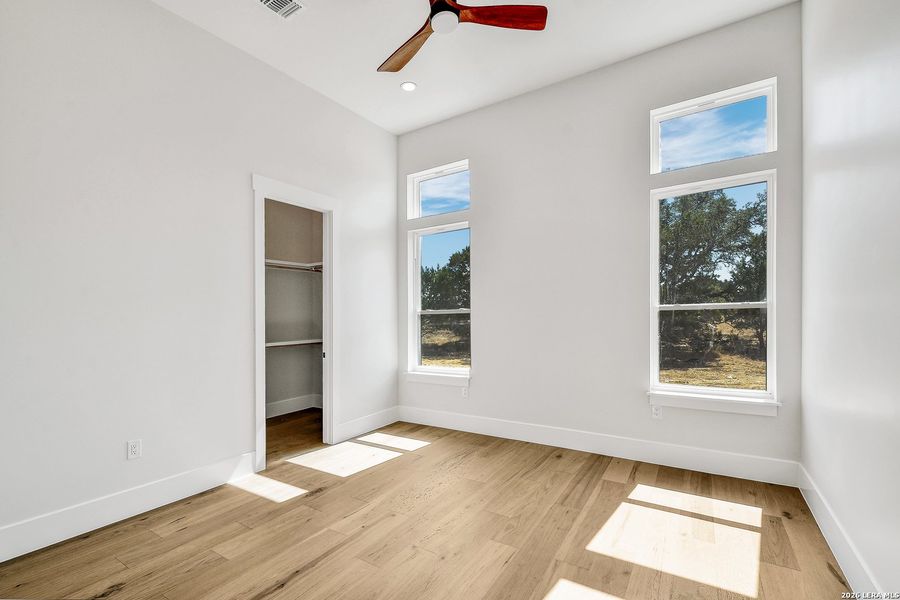 Spacious, unfurnished interior of a new home in , Bandera (Image 22).