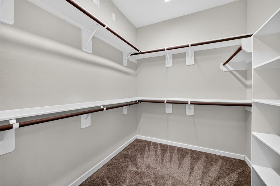Spacious, unfurnished interior of a new home in , Mont Belvieu (Image 23).