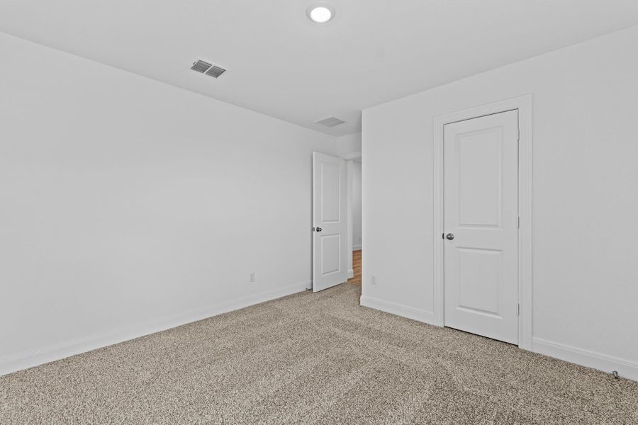 Spacious, unfurnished interior of a new home in Railhead, Cedar Creek (Image 27).