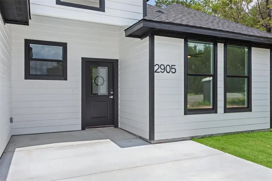 Exterior details and patio area of a home in , Granbury (Image 3).