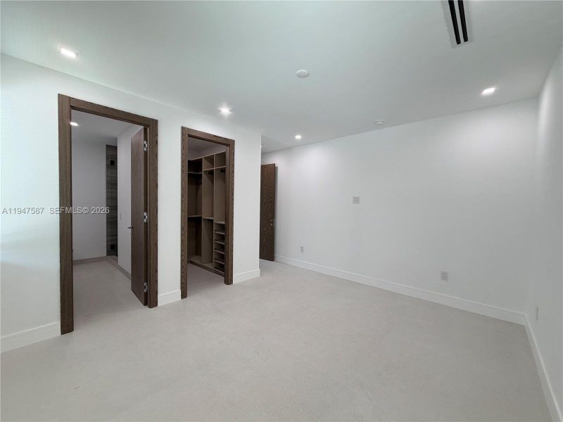 Spacious, unfurnished interior of a new home in , Fort Lauderdale (Image 15).