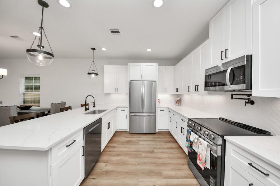 Furnished interior view inside a new home in Spring Branch Crossing, Conroe (Image 7). Furnished interior view inside a new home in Spring Branch Crossing, Conroe (Image 7).