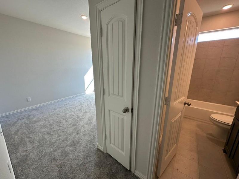 Spacious, unfurnished interior of a new home in Covenant Springs, Springtown (Image 7).